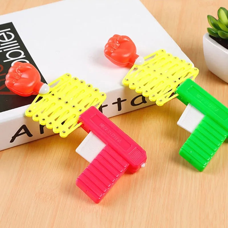 Pugno retrattile sparatutto trucco pistola giocattolo divertente bambino scherzo giocattoli bambini plastica Festival regalo per divertimento classico elastico Anti Stress giocattolo
