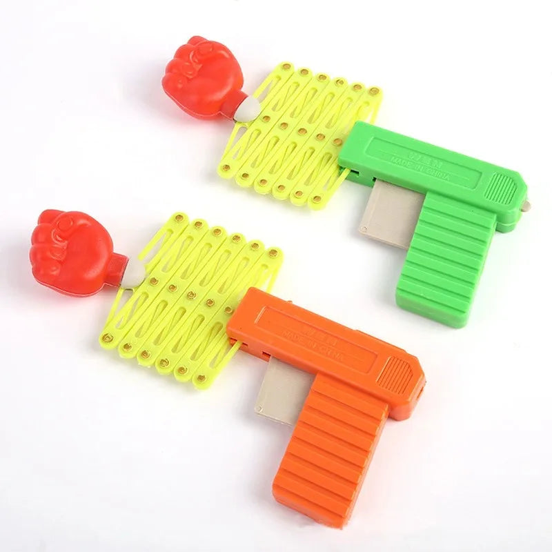 Pugno retrattile sparatutto trucco pistola giocattolo divertente bambino scherzo giocattoli bambini plastica Festival regalo per divertimento classico elastico Anti Stress giocattolo