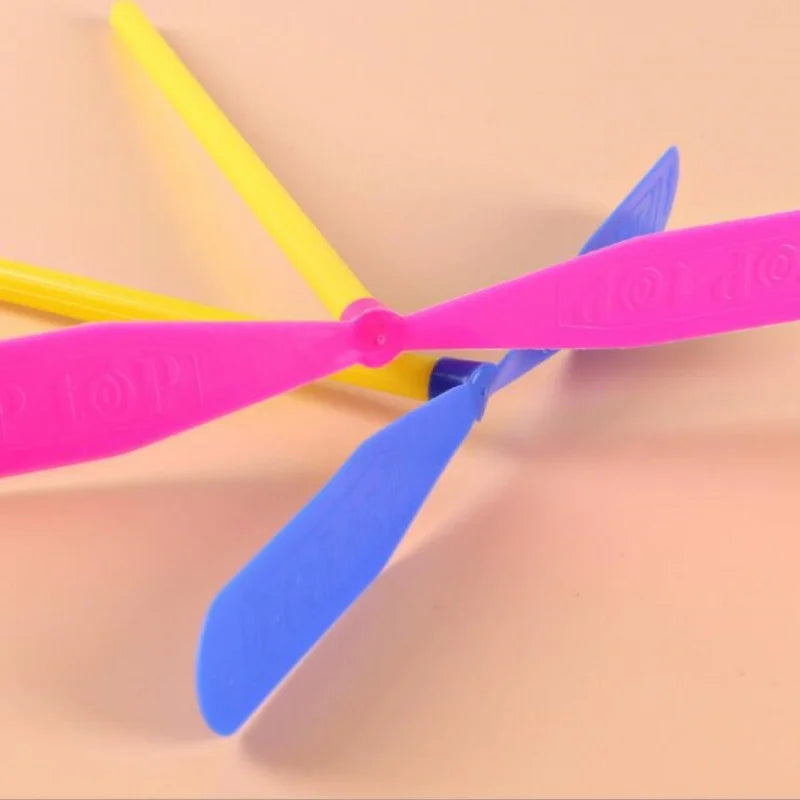 5/30 pezzi di plastica di bambù a forma di libellula spinta a mano elica volante sport all'aria aperta giocattolo regalo rotante freccia volante giochi all'aperto